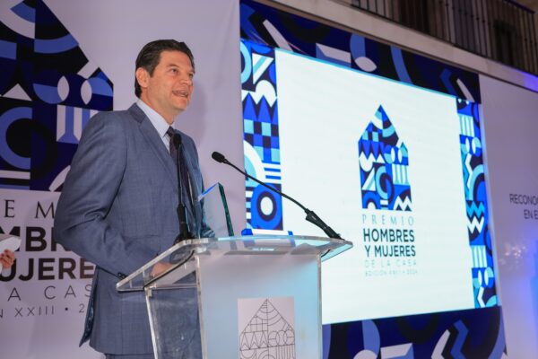 Otorgan premio nacional a Alfonso Martínez por impulso al desarrollo de la vivienda