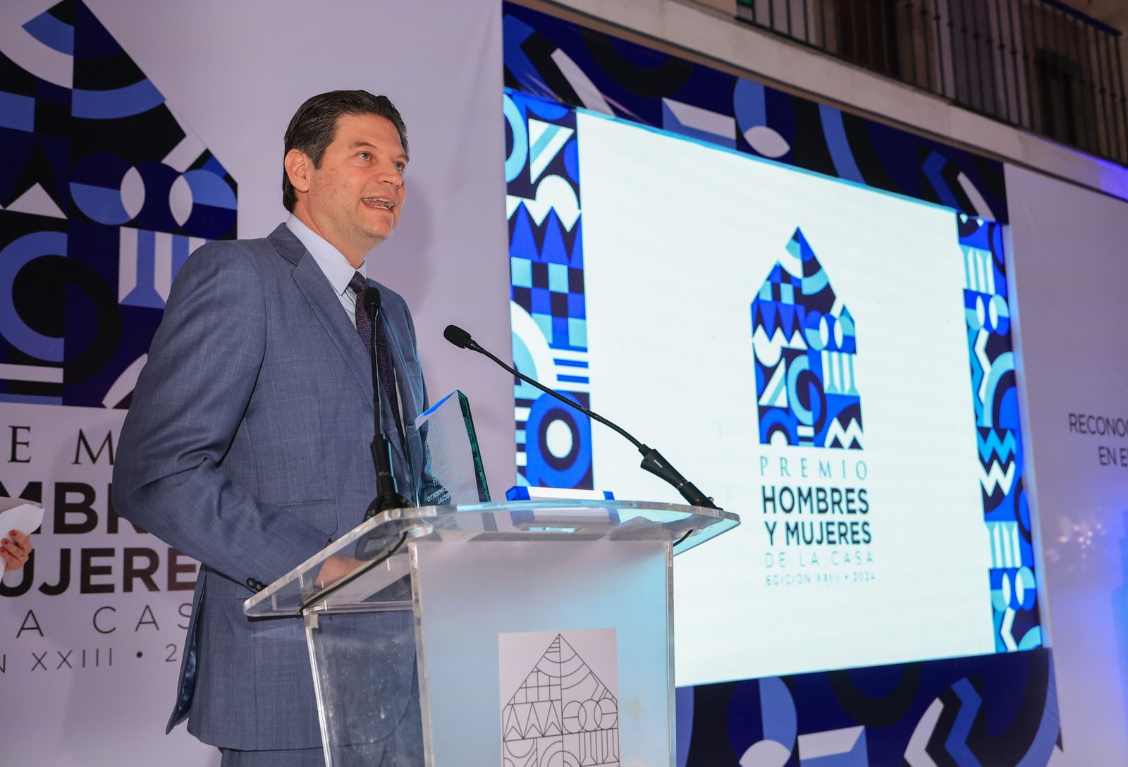 Otorgan premio nacional a Alfonso Martínez por impulso al desarrollo de la vivienda