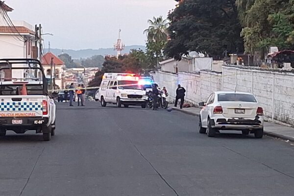 Pareja de motociclistas es atacada a balazos frente al panteón municipal; el hombre murió