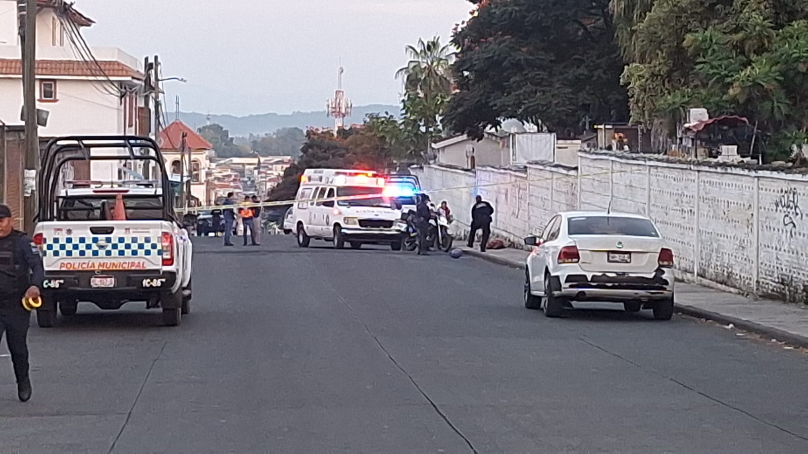 Pareja de motociclistas es atacada a balazos frente al panteón municipal; el hombre murió