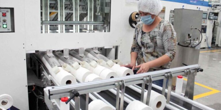 Especialista advierte que bajo desempeño económico impedirá mejorar el mercado laboral